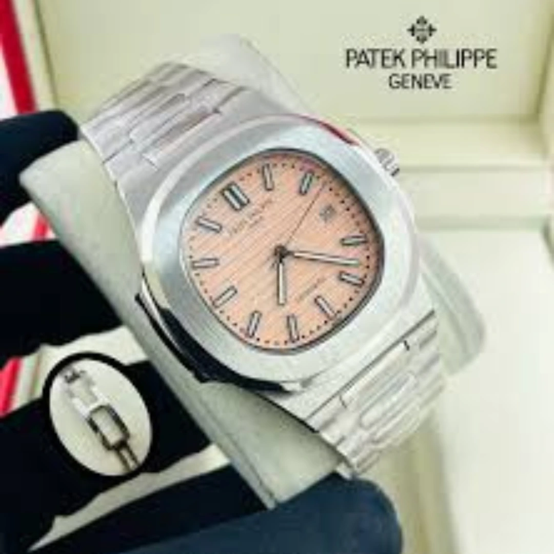 Patek Philippe Nautilus Acier Cadran Beige – Le Raffinement Discret