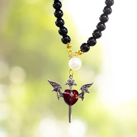 قلادة مرآة الرؤية الخلفية للسيارة من سلسلة اللؤلؤ الداكنة، زينة داخلية شخصية