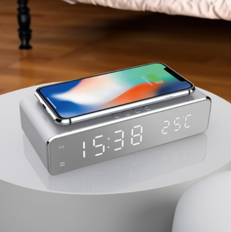 الساعة   بالشحن اللاسلكي