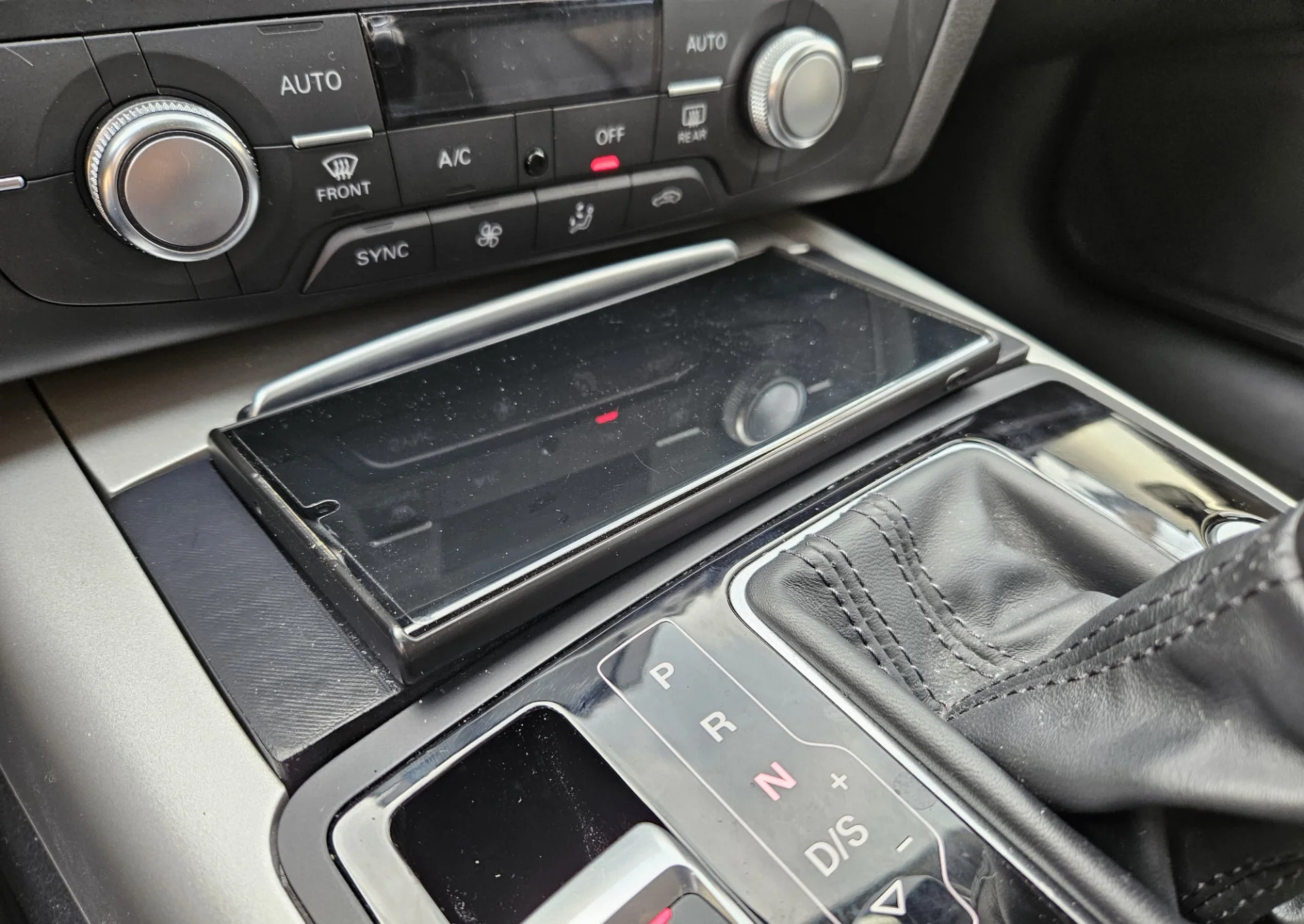 Wireless charging dock for Audi A6 C7