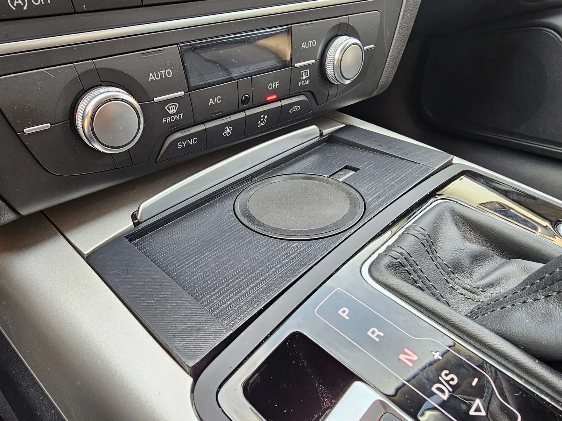 Wireless charging dock for Audi A6 C7