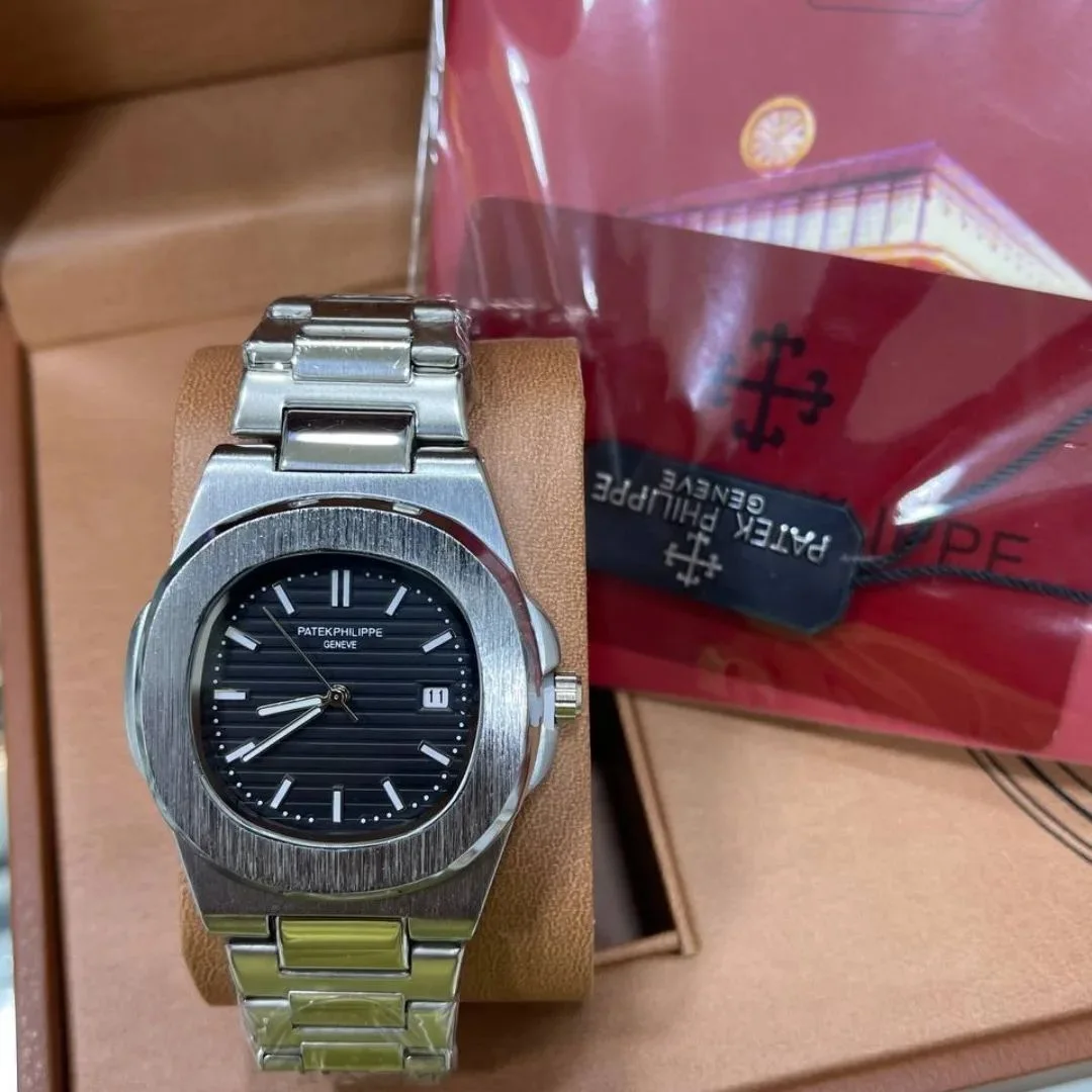 Patek Philippe noir avec bracelet gris