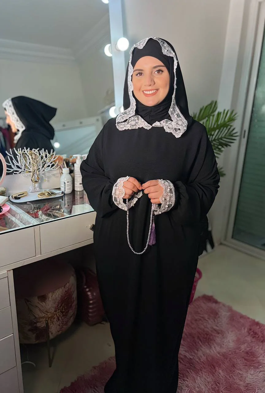 عباية نسائية عصرية تتميز بتصميم مبتكر يجمع بين الأناقة والراحة