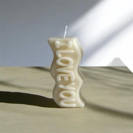 vela en forma de “I love you”