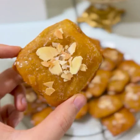 رغايف معسلين باللوز