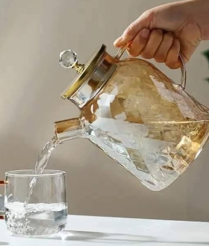 Théière en verre facetté avec couvercle doré