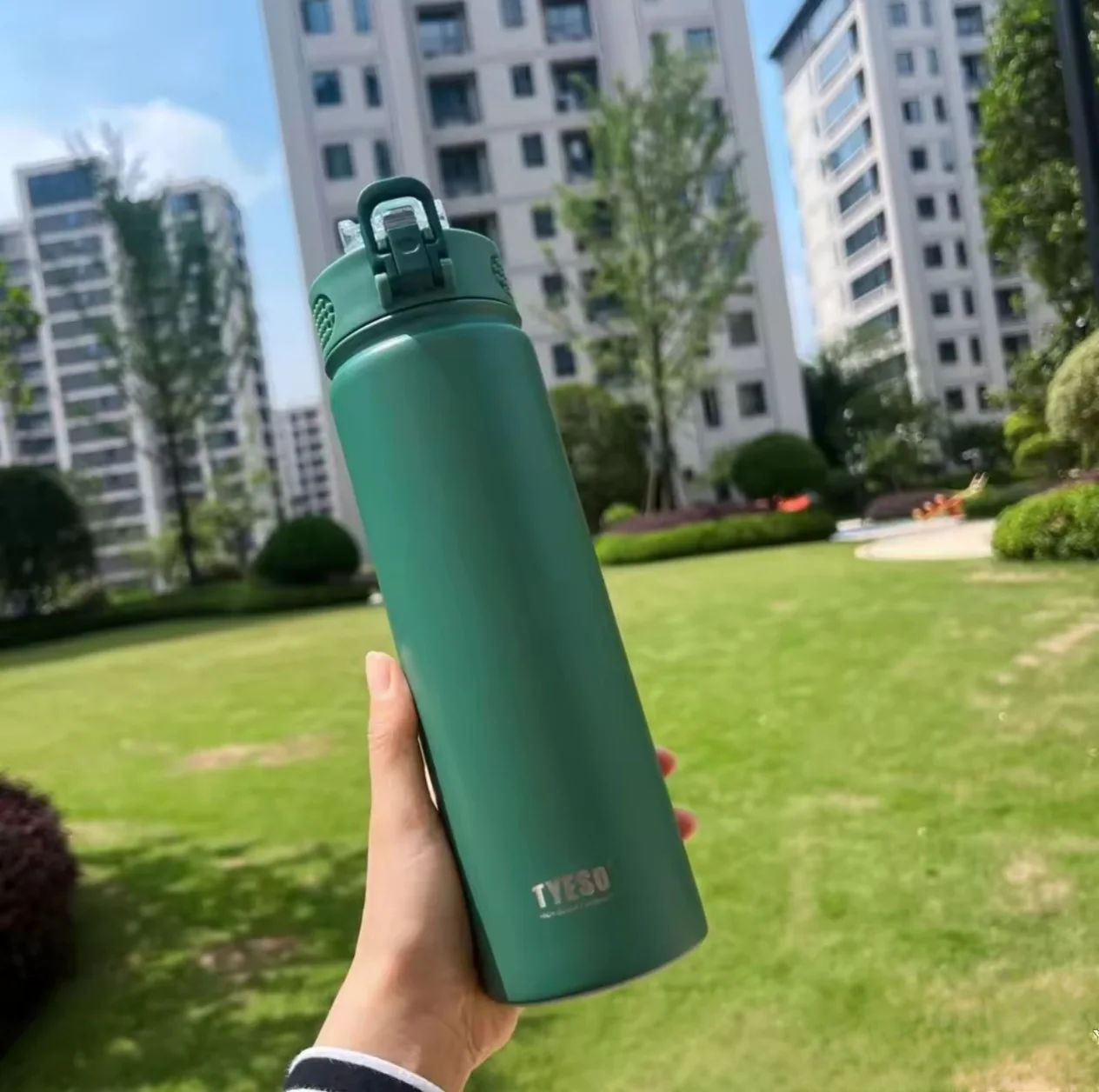 750ml TYESO Insulated Stainless Steel Water Bottle with Straw