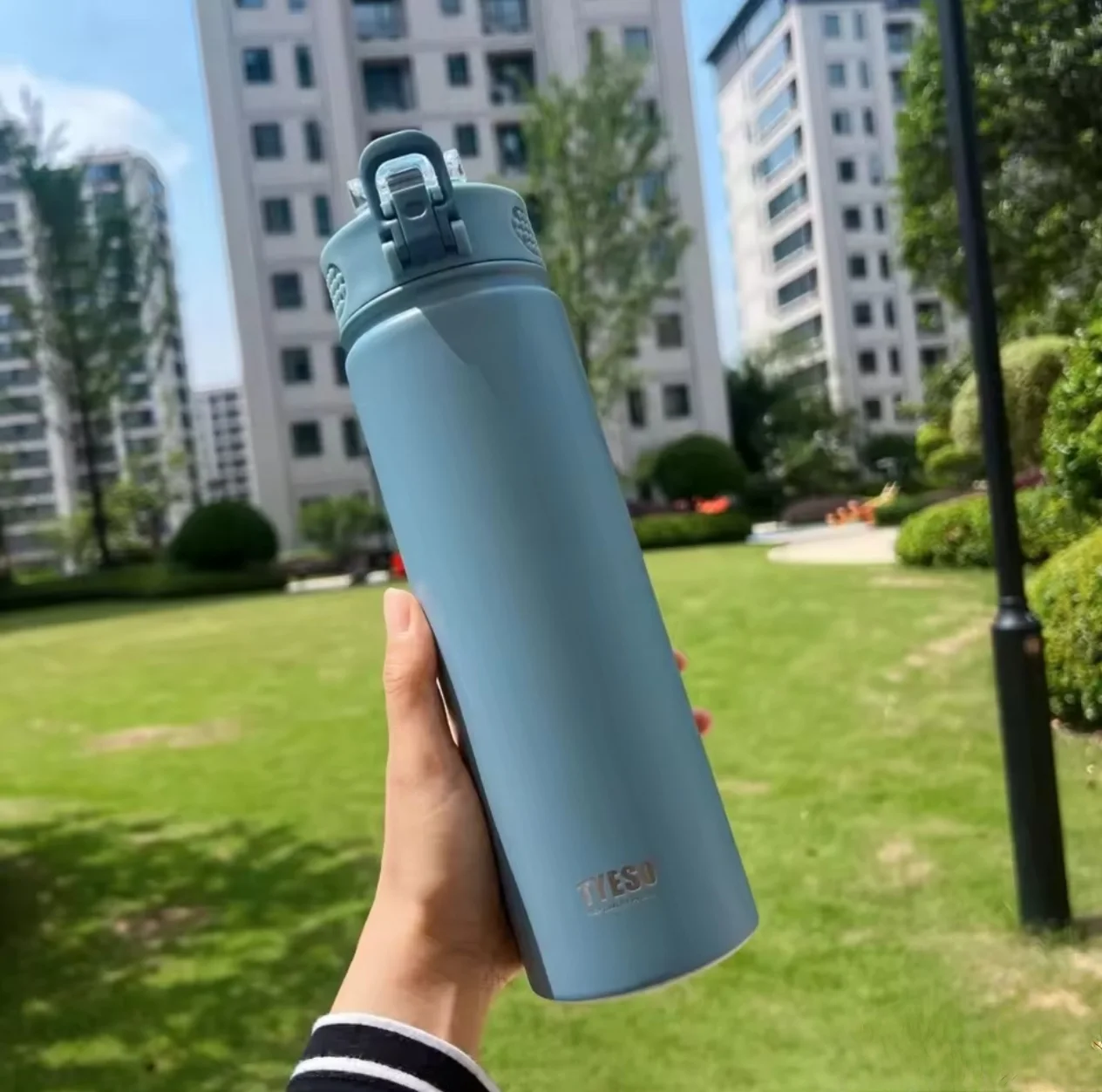 750ml TYESO Insulated Stainless Steel Water Bottle with Straw