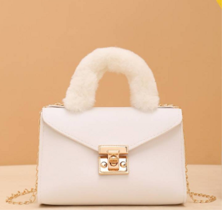 شنطة كتف بسلسلة من الفرو الصناعي ناعمة موضة