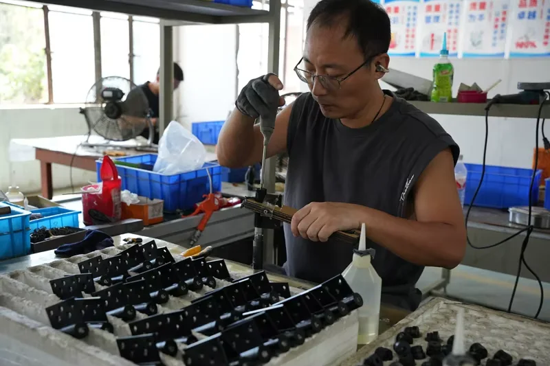 Adjustable 3-Way Concealed Invisible Hinge Heavy-Duty Modern Design Concealed Hinge Big Wooden Doors Zamak Door Window Hinges