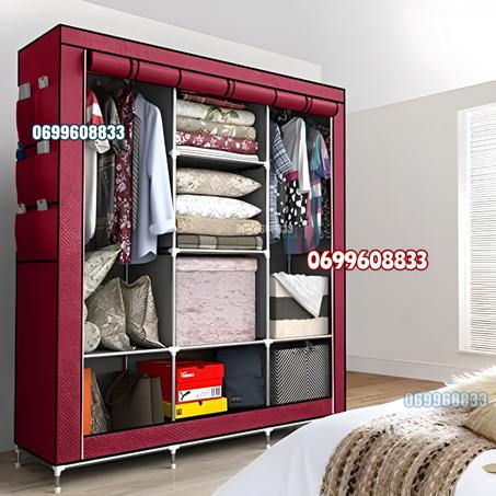 خزانة ملابس وخمسة علاقات