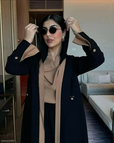 🖤 عباية كحلة بالتفاصيل البيج – أناقة بلا حدود 🥰