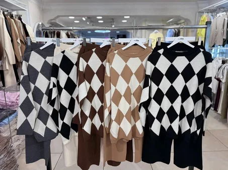 🧥 طقم نسائي أنيق بنقشة المربعات (كنزة + بنطال)