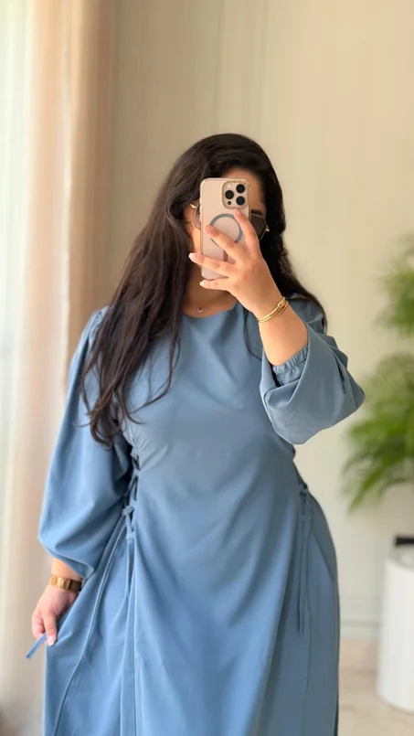 فستان طويل أنيق بربطات جانبية – متوفر بثلاث ألوان راقية