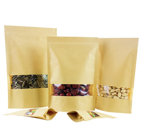 أكياس كرافت ورقية واقفة مع نافذة شفافة وسحاب