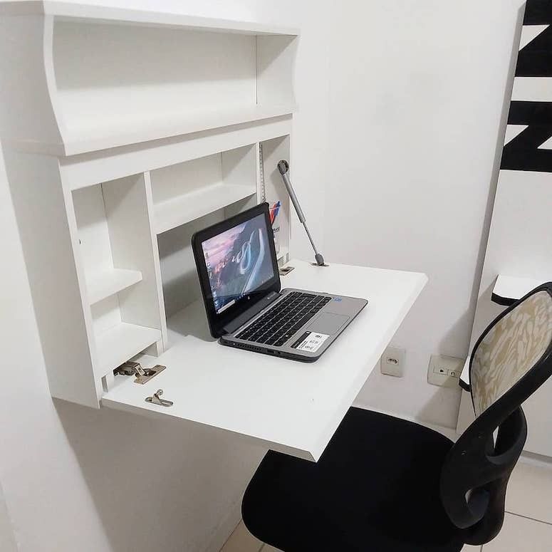 مكتب يثبت على الحائط للعمل من المنزل من برينز، قابل للطي مع سبورة أمامية