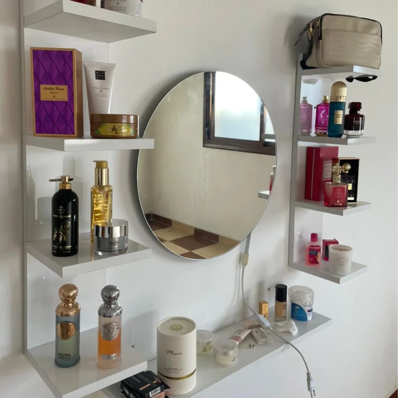 رفوف مع مرآة للتجميل