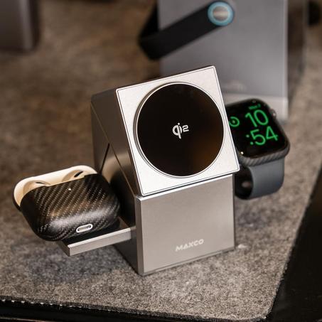 شاحن لاسلكي 3 في 1 من MAXCO بقوة 15 واط معتمد من QI2 للشحن المغناطيسي لأجهزة آيفون وآي واتش وسماعات الأذن iPhone iWatch earbuds