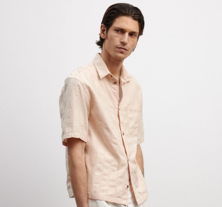 فميص بقصّة عادية وأكمام قصيرة