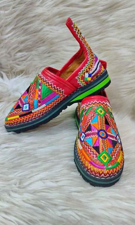 بلغة أمازيغية مطروزة