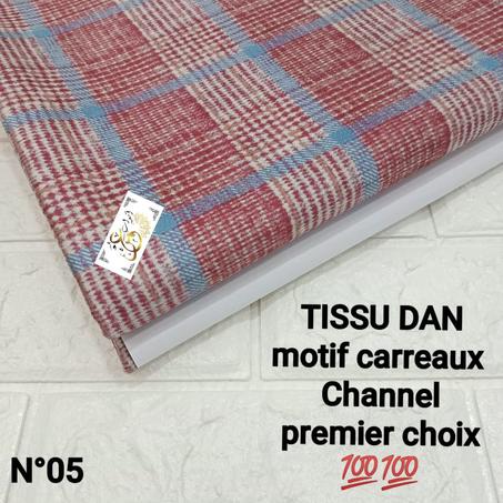 tissu dan  motif carreaux