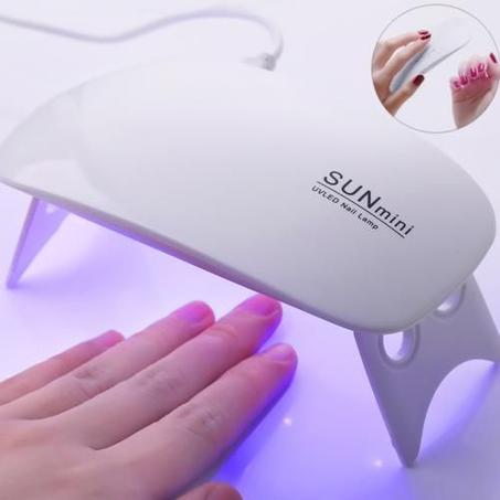 مصباح تجفيف طلاء الأظافر