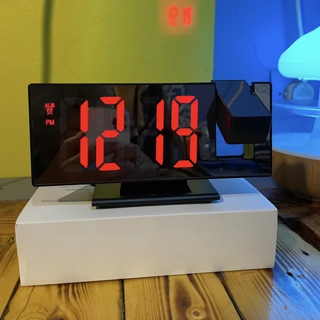 جهاز عرض الساعة على الحائط مع منبه