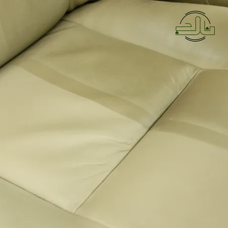 مستحضر العنايــــــــــة بالجلـــــــــد يمنــــــــــــــــح أثاثـــــــــك الجلــــدي والخشبي لمســــة انتعـــــــاش وتجديـــــــــــــد تدوم طويـــــــلـاً