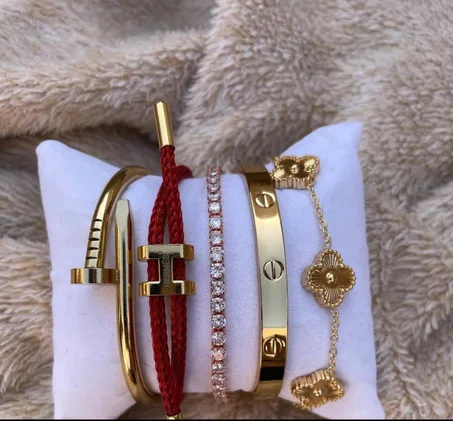 طقم أساور نسائي فاخر باللون الذهبي – تصميم عصري راقي مع لمسة أنثوية مميزة ✨