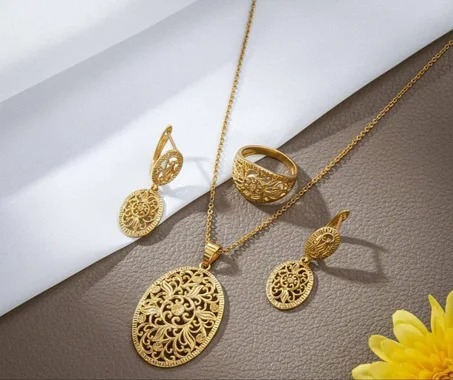 طقم مجوهرات نسائي ذهبي فاخر بنقوش عربية تقليدية – عقد + أقراط + خاتم ✨👑