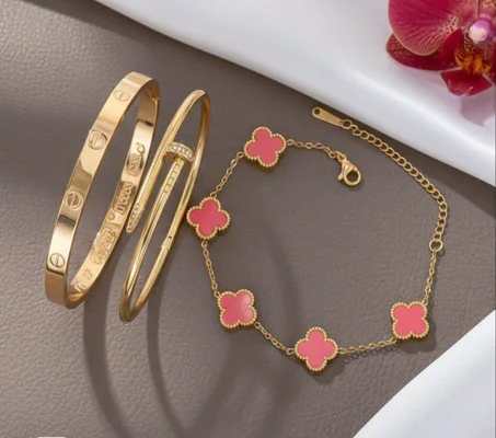 طقم أساور نسائي فاخر بتصميم الورود الرباعية – لمسة ذهبية أنيقة مع أحجار ملونة ✨