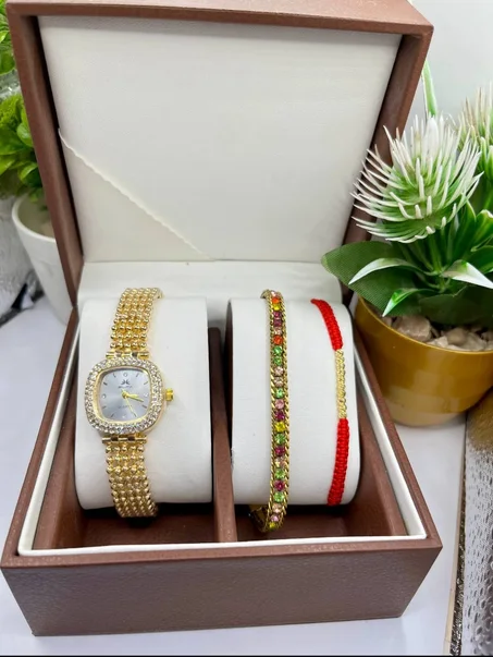 طقم ساعة نسائية فاخرة مع أساور أنيقة – إصدار ذهبي راقي بعلبة هدية 🎁✨
