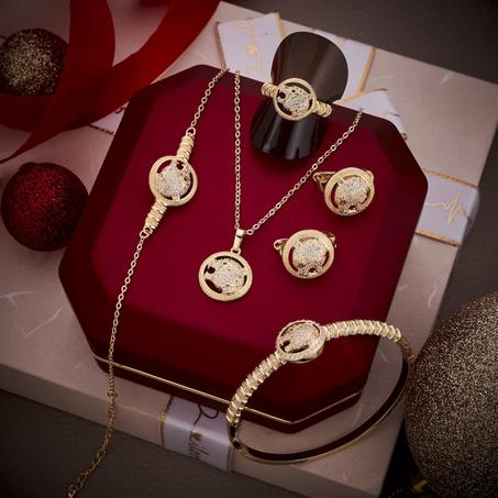 طقم مكون من 5 قطع شي حاجة لي راااقية عالي الجودة 🔥🔥