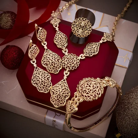 طقم مكون من 4 قطع فااخر للحضور شي حاجة هماوية 🔥🔥🔥