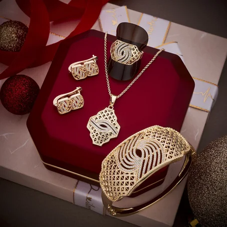 طقم مكون من 4 قطع للحضور عالي الجودة و شي حاجة هماوية