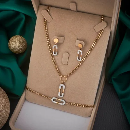 طقم مكون من 3 قطع رااااقي و انيييق🔥🔥🔥عاالي الجودة و بالطاابع