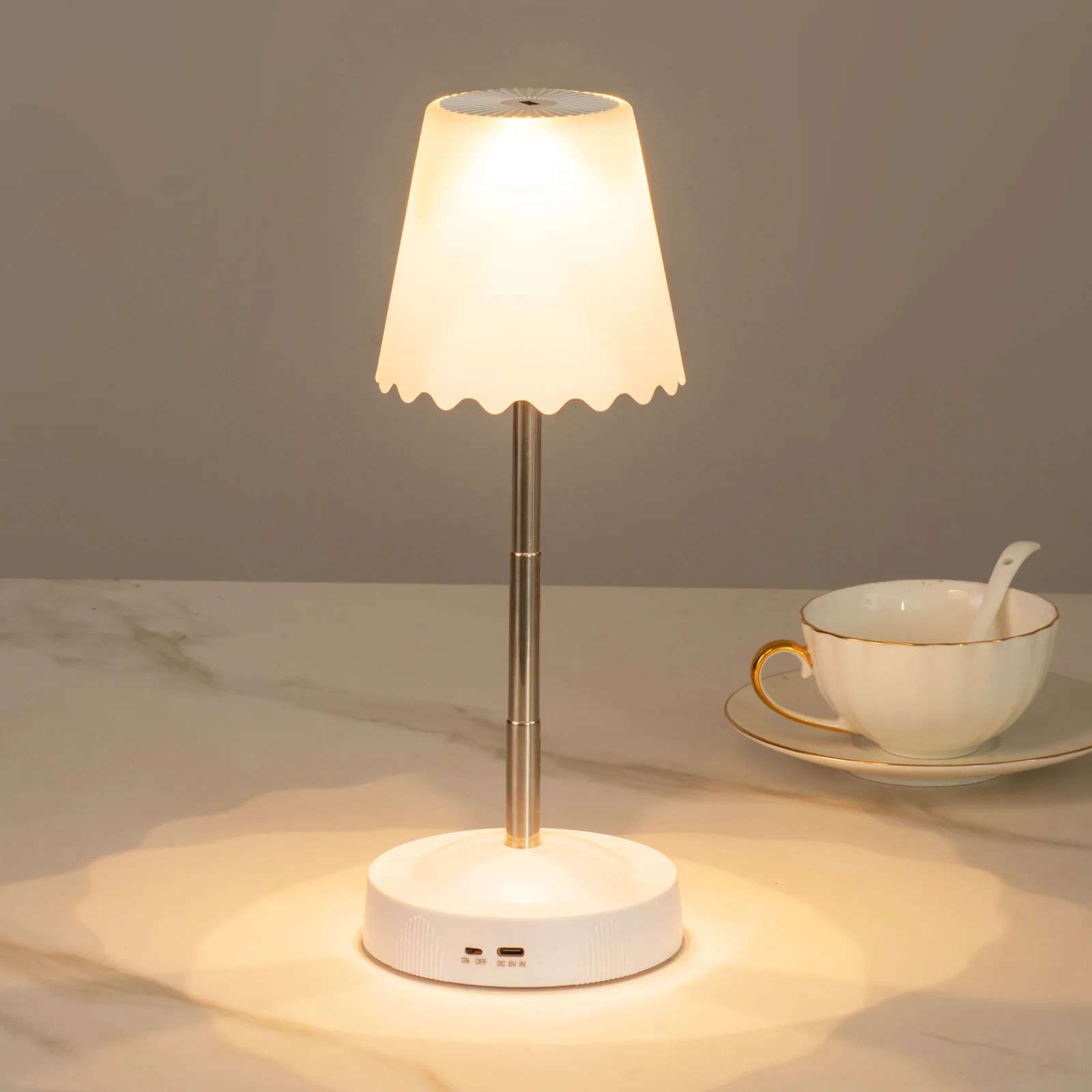 مصباح سرير قابل للتعتيم قابل لإعادة الشحن مع إمكانية تعديل الارتفاع، إضاءة ليلية لاسلكية بـ 7 ألوان RGB، مصباح طاولة LED مع استشعار الإيماءات (copy)