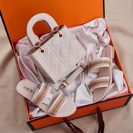 Pack Sac Bandoulière + Sandales Femme – Style Chic avec Détails Dorés