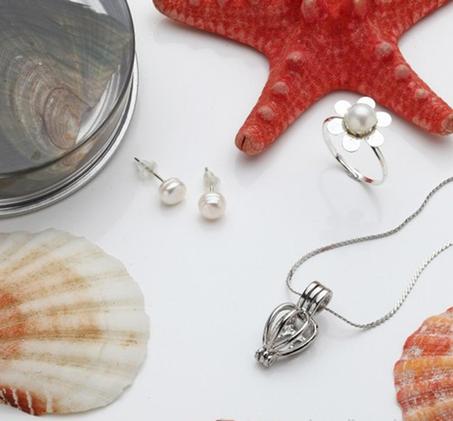 ENSEMBLE DE COLLIERS DE PERLES