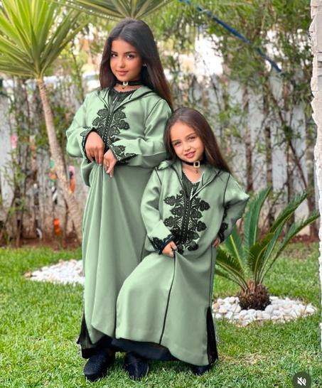 طقم مكون من قطعتين عباءة و ميني خمار