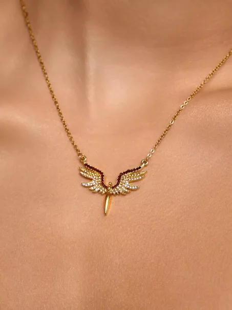 قلادة الأجنحة الذهبية