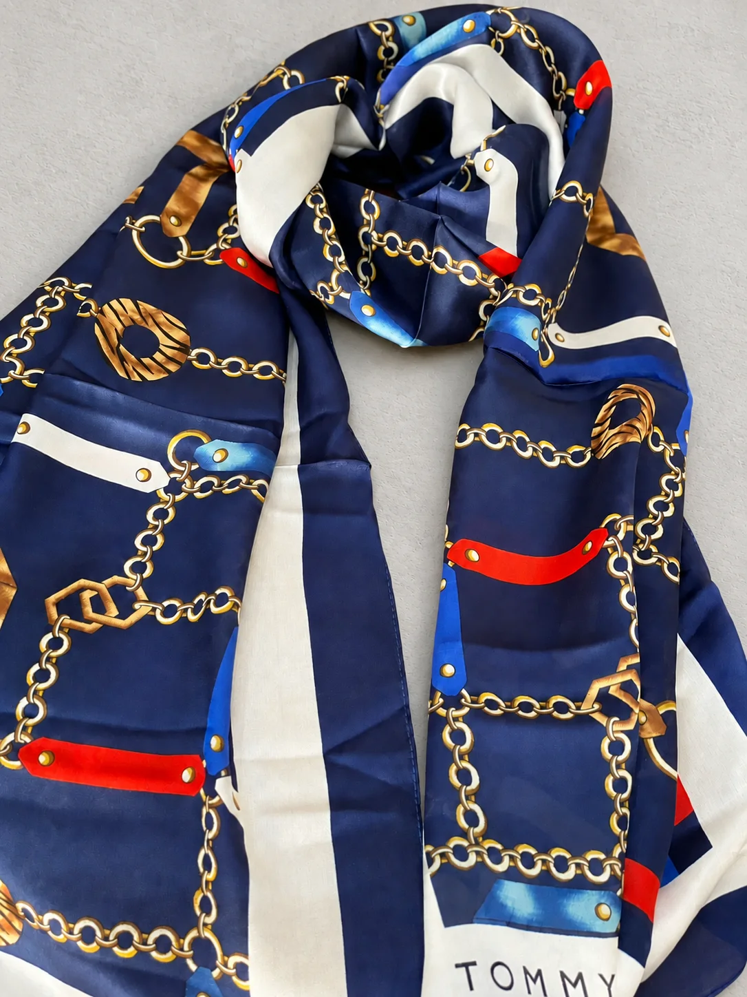 Foulard Éclat Marine, chaînes dorées