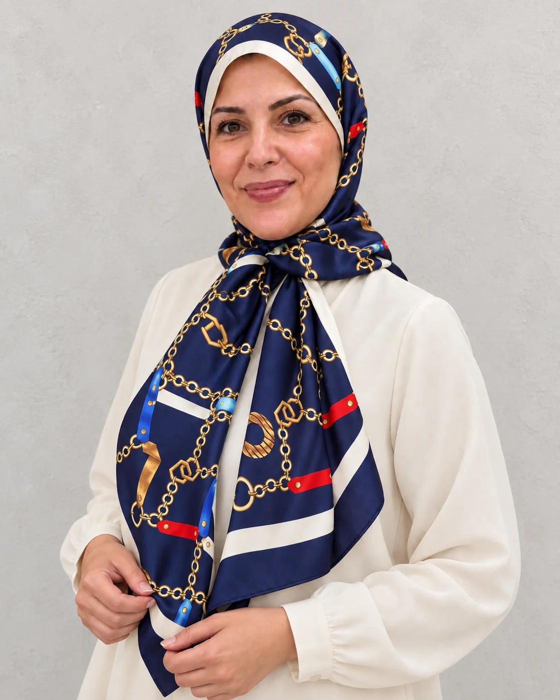 Foulard Éclat Marine, chaînes dorées