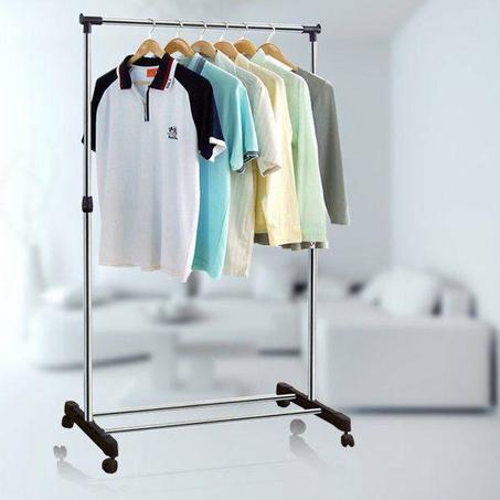 علاقة الملابس تعود من جديد