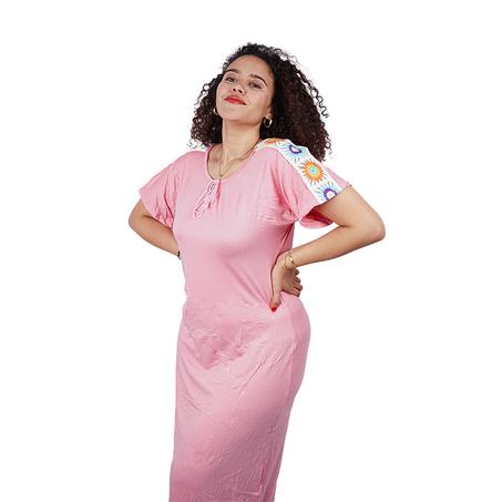Robe longue à l'élégance naturelle