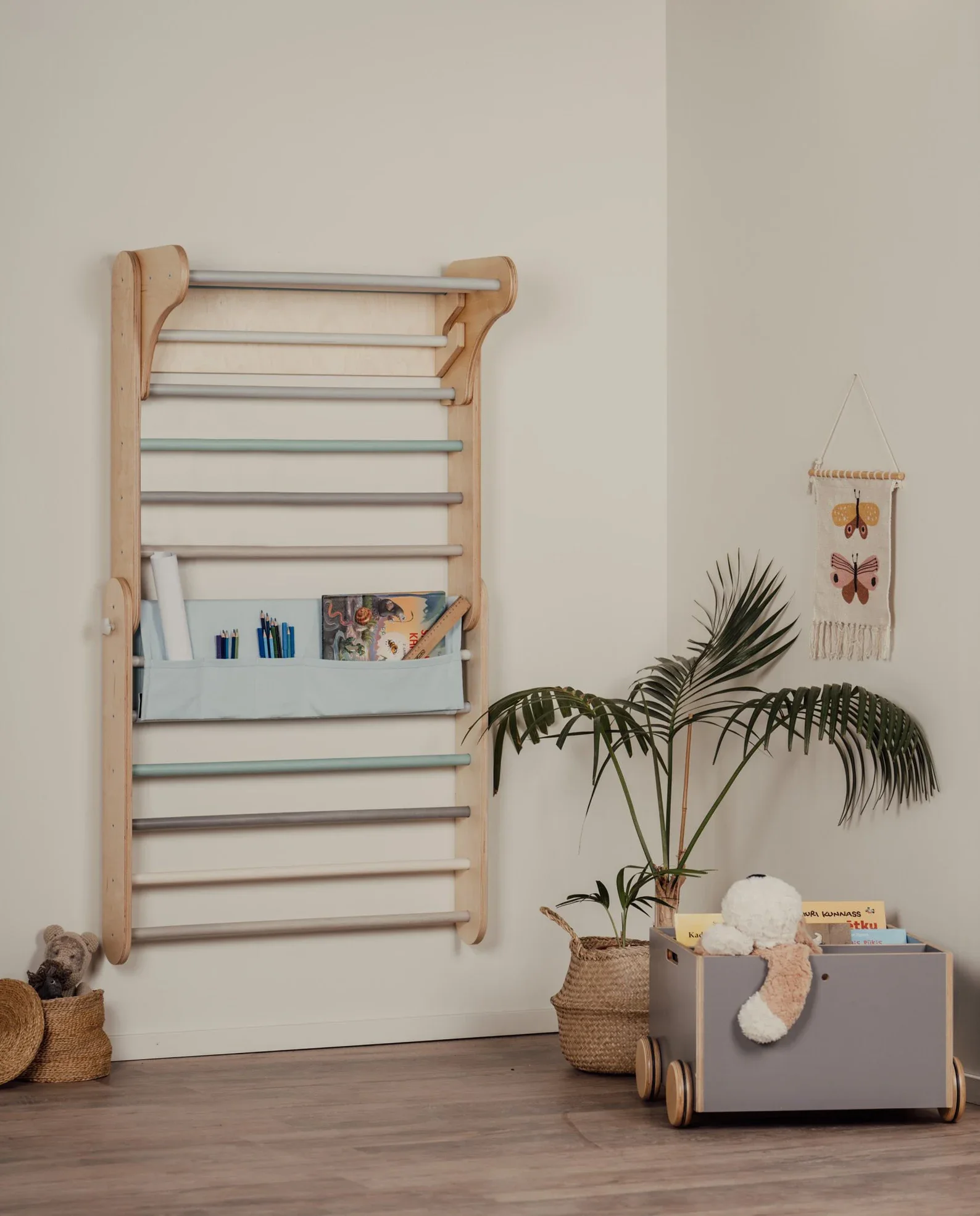 رف جداري لغرفة الأطفال