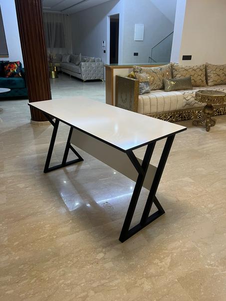 طاولـة مكتبية أنيقة بتصميم X-DESIGN تزيد من أناقة مساحتك