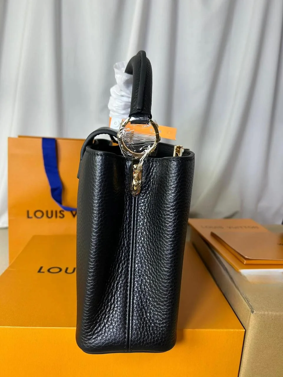 Sac élégant signature Louis Vuitton capucines Noir