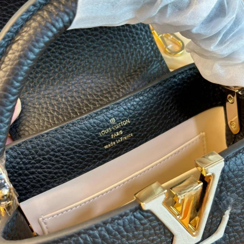 Sac élégant signature Louis Vuitton capucines Noir