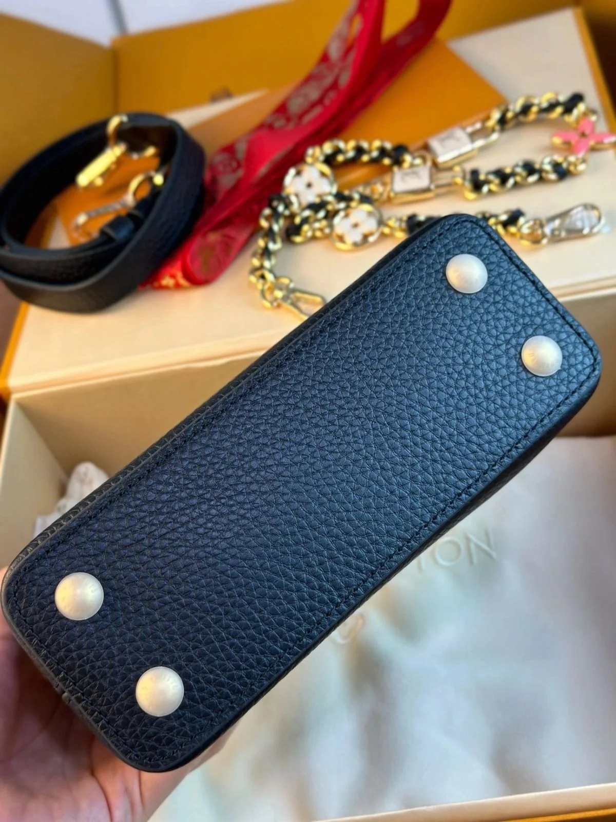 Sac élégant signature Louis Vuitton capucines Noir